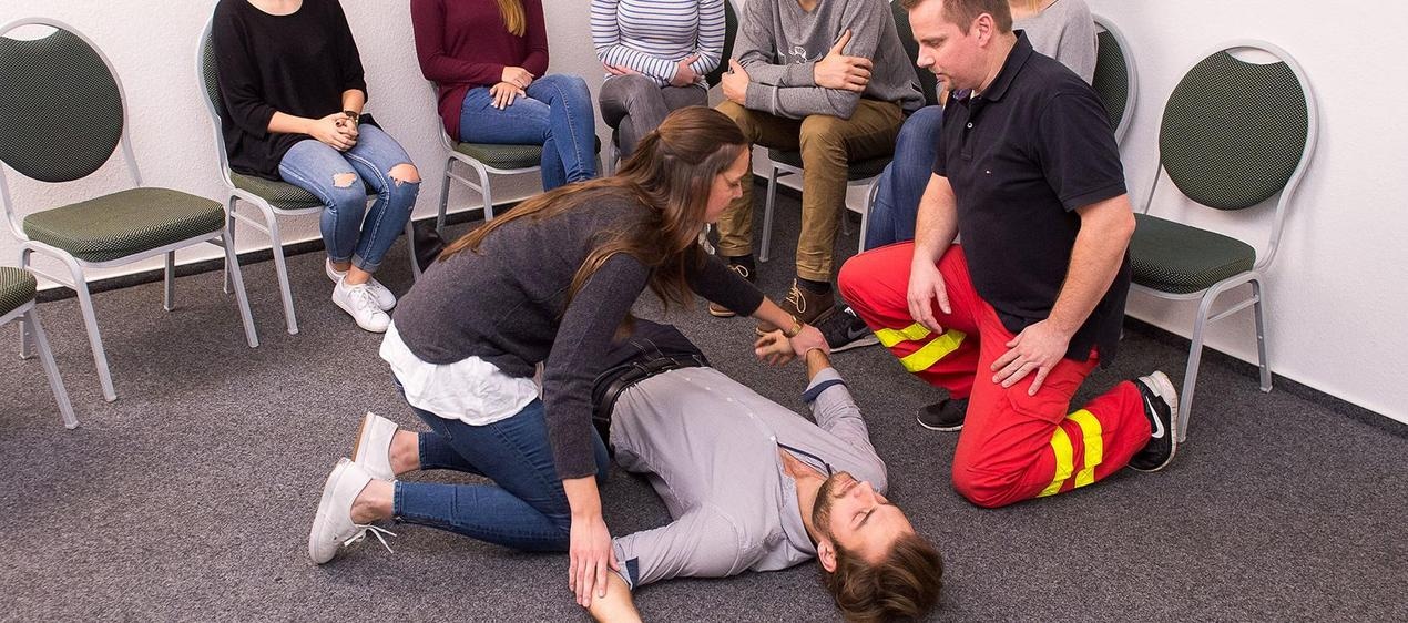 Erste-Hilfe Kurs München Hauptbahnhof für Rettungsschwimmer: Strand- und Poolsicherheit