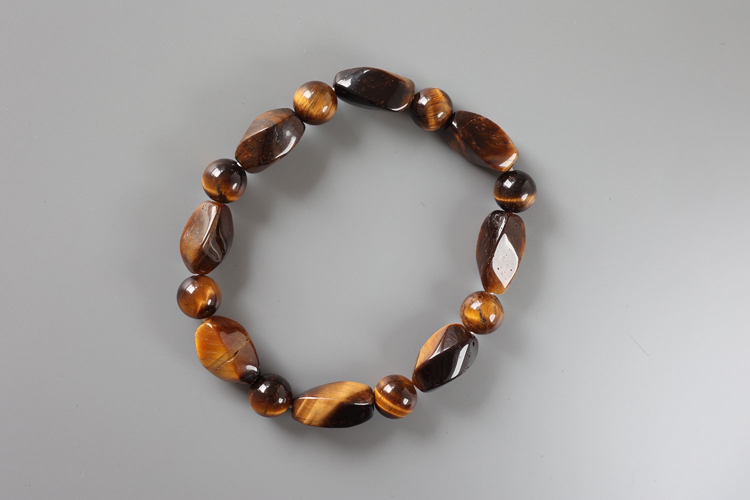 Tigerauge Armband – strahlender Begleiter für Herz und Seele