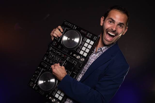 Die Kunstfertigkeit enthüllen: Die Reise eines Hochzeits-DJs
