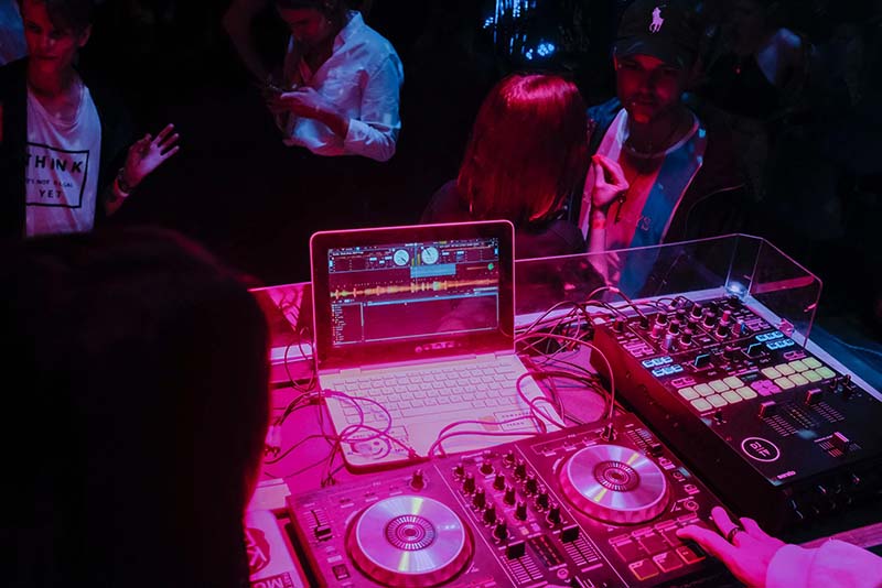 Die Kunstfertigkeit enthüllen: Die Reise eines Hochzeits-DJs