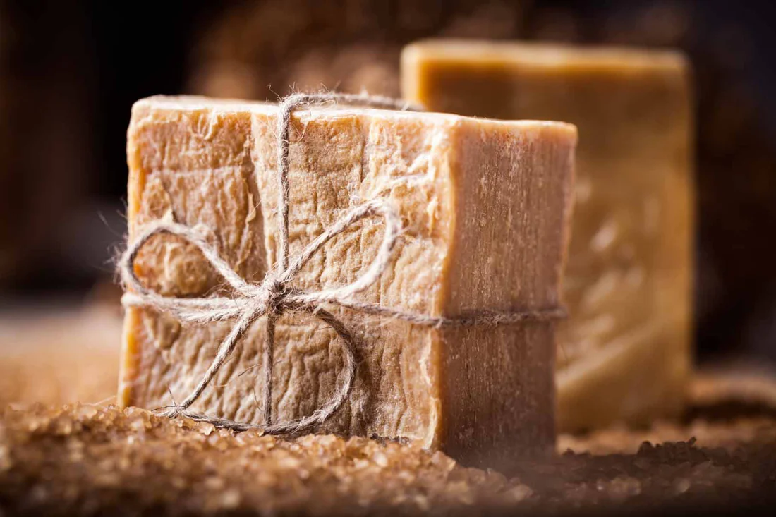 Aleppo Seife: Ein naturreines Pflegeprodukt für Liebhaber von Nachhaltigkeit und Umweltfreundlichkeit – exklusiv bei NATURHAUS GmbH