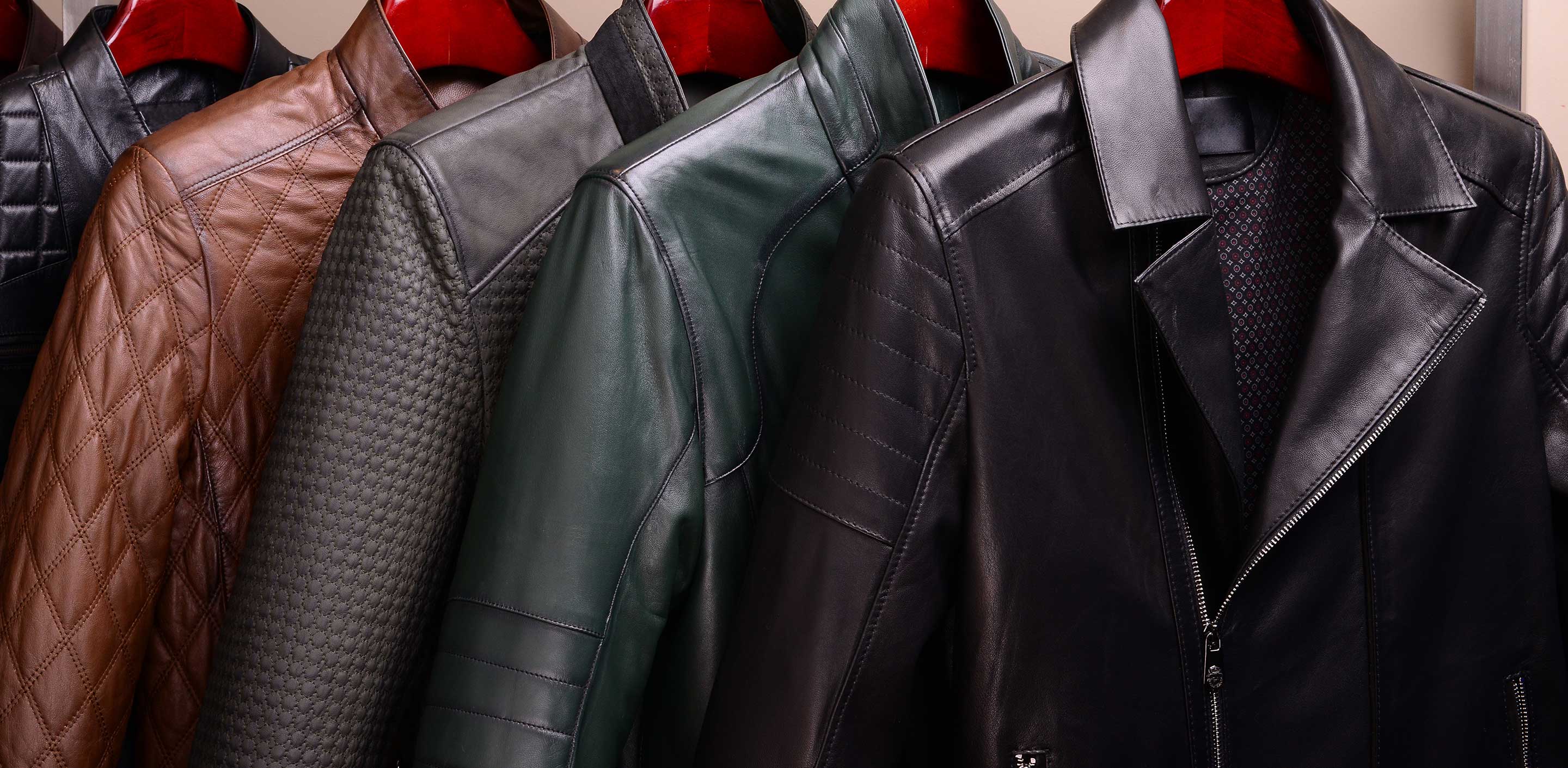 Ein Statement für die kalte Jahreszeit: Lederjacke mit Fell von Crone